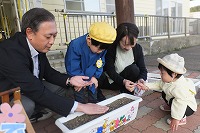 親子で種まきをしている様子