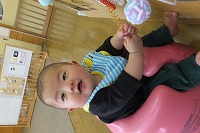 座って顔を向け、笑っている男の子