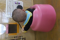 座っている男の子の後ろ姿