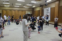 踊りを楽しんでいる親子