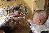 手で触れ合っている男の子と女の子