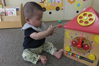 おもちゃで遊ぶ男の子
