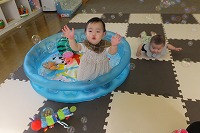 ビニールプールで遊ぶ女の子