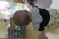 男の赤ちゃんの後ろ姿