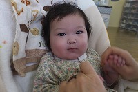 大人と手をつないでいる赤ちゃん