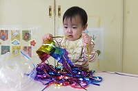 キラキラテープで遊んでいる女の子