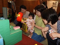 遊びのコーナーで楽しんでいる親子