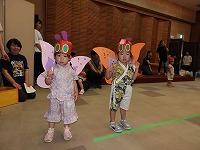 親子ゲームを楽しんでいる親子