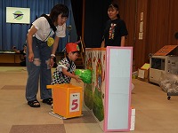 親子ゲームを楽しんでいる親子