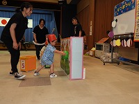 親子ゲームを楽しんでいる親子