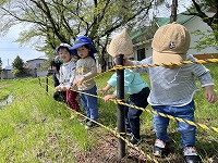 田んぼを覗き込んでいる子ども達