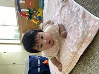 うつ伏せの体勢をしている５ヶ月女の子