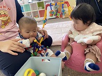 ０歳児クラスの５ヶ月の男の子と４カ月の女の子が遊んでいる