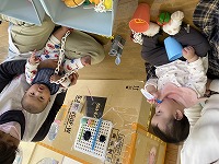 ０歳児クラスの５ヶ月の男の子と９カ月の女の子が遊んでいる