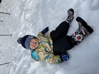 雪遊びを楽しむ子ども