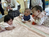 ４か月、５ヶ月、９か月の子どもが全員うつ伏せになっているところ