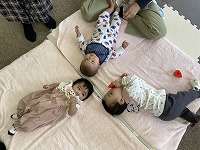 4ヶ月、５ヶ月、９か月の子どもが全員仰向けになっている様子