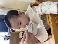 みそ汁を食べている９か月の女の子