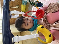 起きてプレイジムで遊ぶ４か月の女の子
