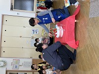 クッションケーキにいちごを飾っているお誕生児の父