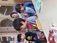 お話を聞いている男の子