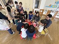 お誕生児をお祝いしている子ども達