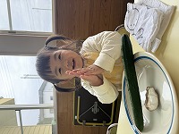 きゅうりを触ろうとしている女の子