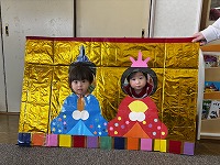 おひなさまの顔はめパネルでツーショット