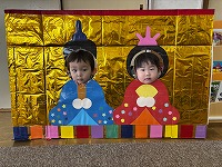 おひなさまの顔はめパネルでツーショット