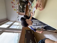 野菜に興味をもっている男の子