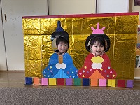 おひなさまの顔はめパネルでツーショット
