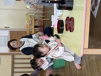 ゲームに挑戦する子ども