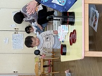 ゲームに挑戦する子ども
