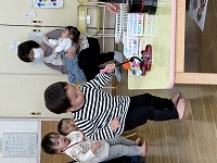 ゲームに挑戦する子ども