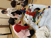 助産師さんと一緒に触れ合う親子達