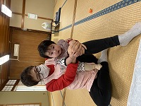 コアラのような抱っこをして見せる助産師