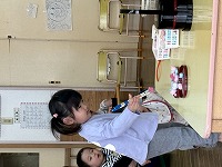 ゲームに挑戦する子ども