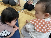 ５ヶ月の女の子と１０カ月の女の子が顔を見合っている