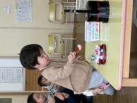 ゲームに挑戦する子ども