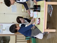 ゲームに挑戦する子ども
