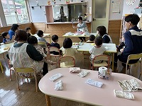 野菜の紹介を真剣に聞く子ども達