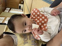 おやつを食べる１０カ月の女の子