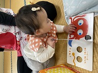 絵本を覗き込む１０カ月の女の子