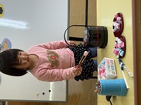 ゲームに挑戦する子ども