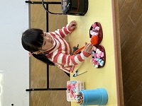 ゲームに挑戦する子ども