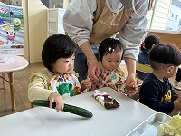 野菜を不思議そうに見ている