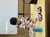 ゲームに挑戦する子ども