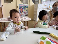 お話を聞いている男の子