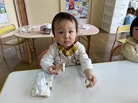 野菜に早く触りたい男の子