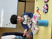 ゲームに挑戦する子ども